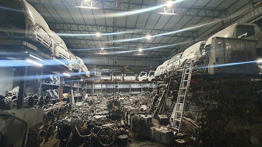 Trucks Isuzu canter Euro5 Auto used spare parts