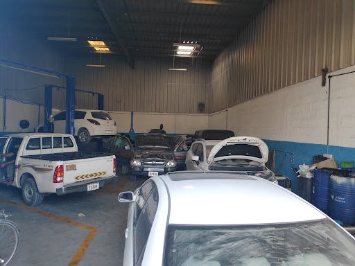 Muheet Al Akhdar Auto Maintenance Workshop